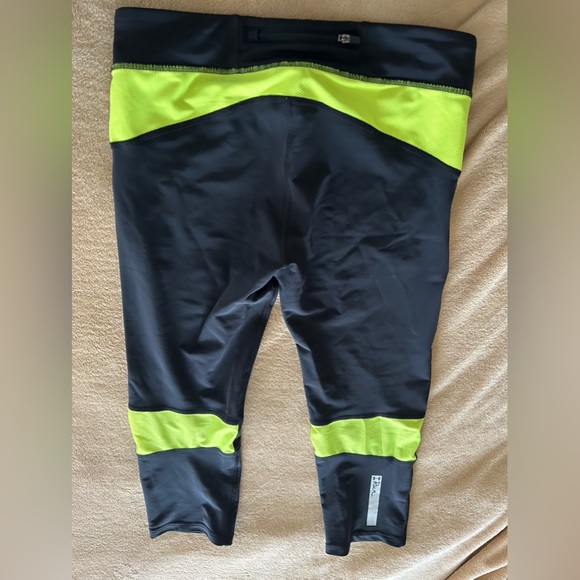 Under Armour Heat Gear Compression Capris Size M - Picture 2 of 3